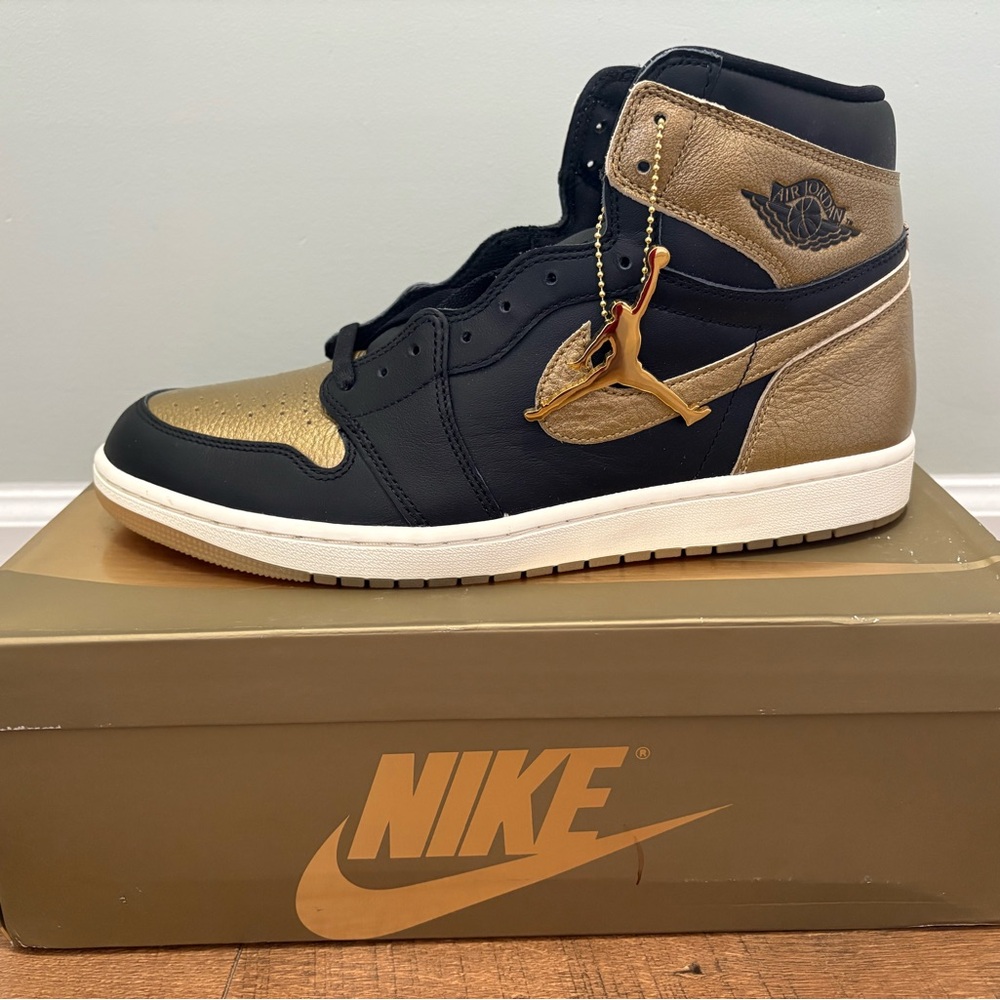 Nike Men's Black and Gold High-Top Sneakers